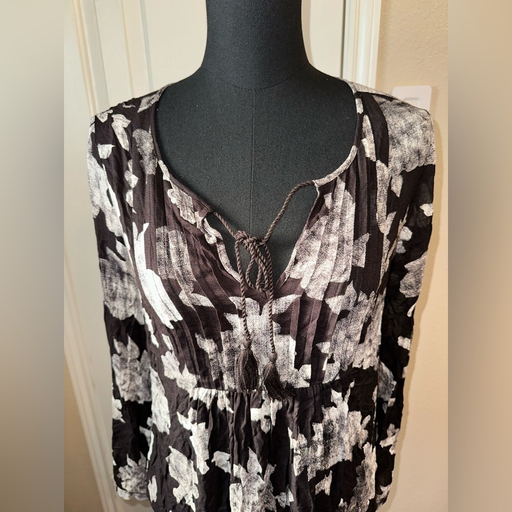 NWT Lucky Brand Women’s S Viscose Black Floral Boho Pintuck Tassel Tie Blouse - Picture 2 of 9